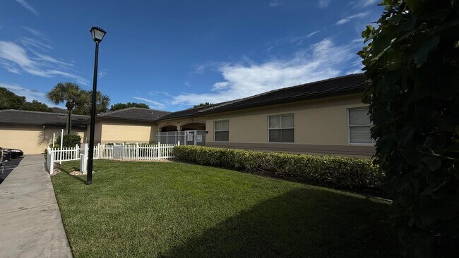 Building Photo - 2060 Greenview Shores Blvd