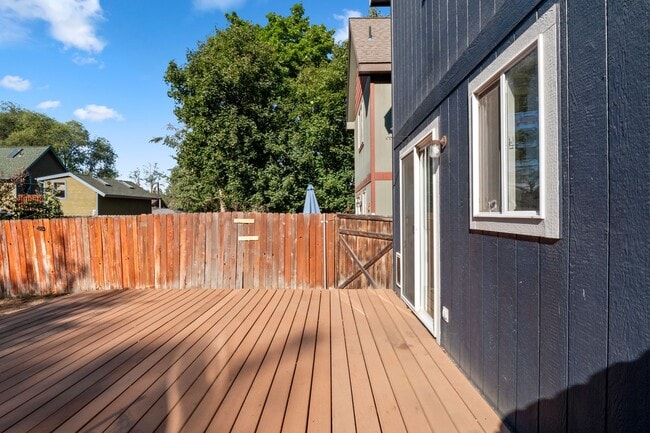 Building Photo - Downtown / Peaceful Valley 2 Bed 2 Bath ho...