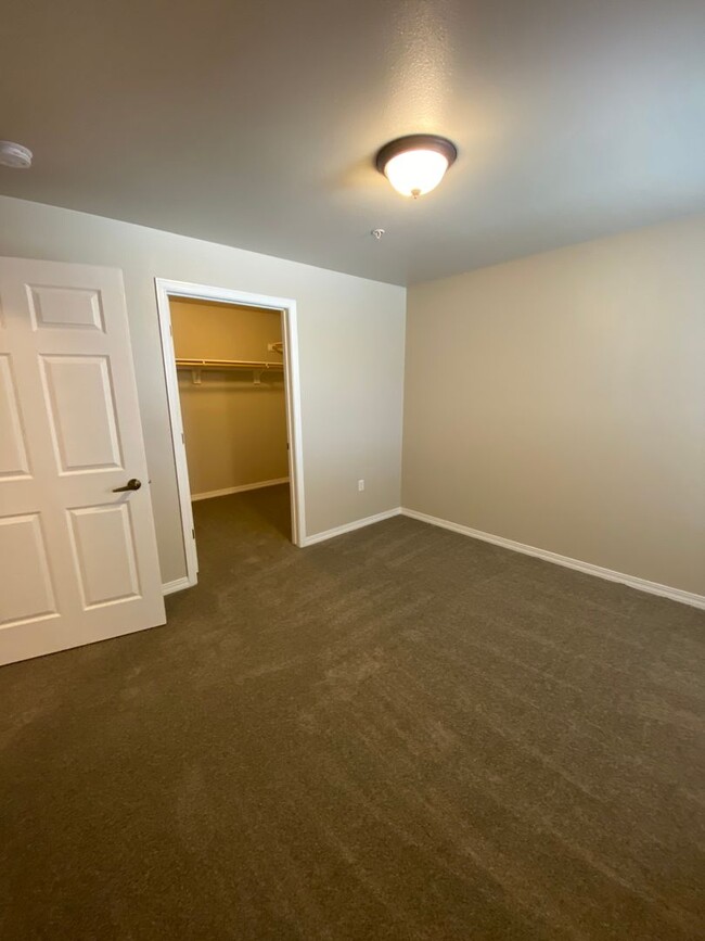 Building Photo - UPPER LEVEL CONDO (RPM#43)