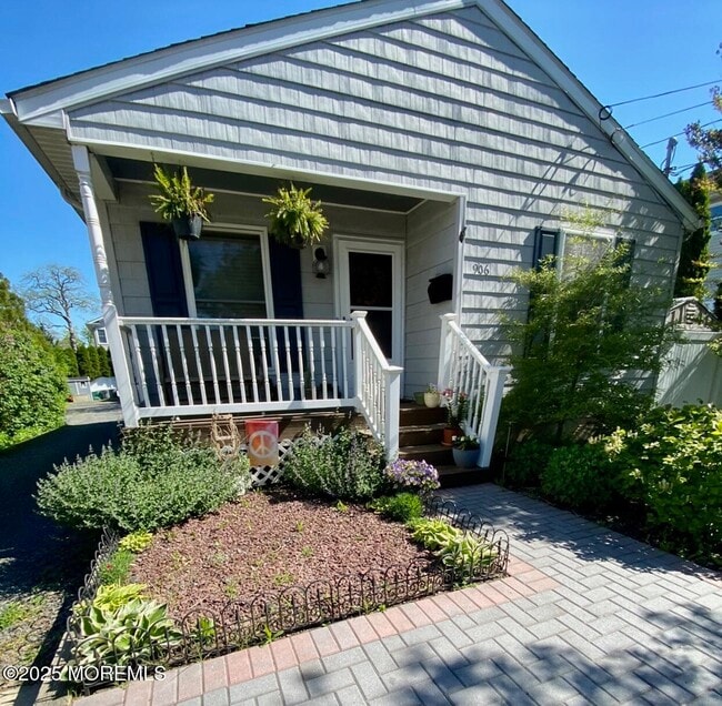 Primary Photo - 906 16th Ave