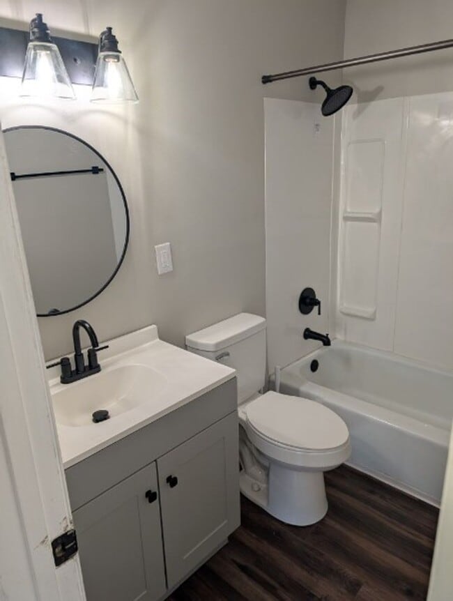Building Photo - Spacious 2-Bedroom, 1-Bath Apartment Near Karns – Quiet Living with a Large Yard