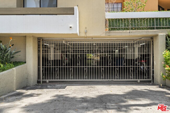 Building Photo - 750 Kings Rd