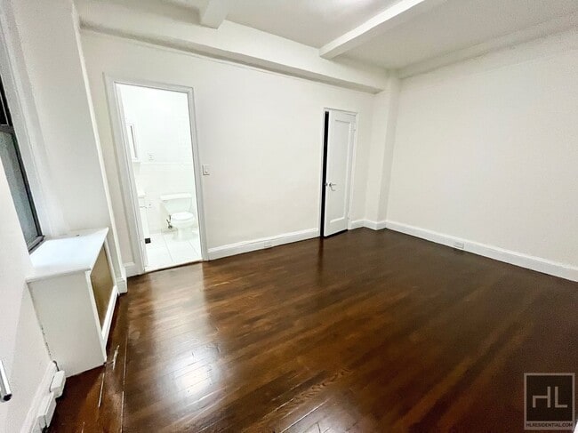 Building Photo - 140 E 46th St