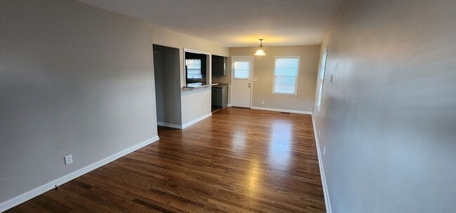 Building Photo - APARTMENT 2BR / 1BA