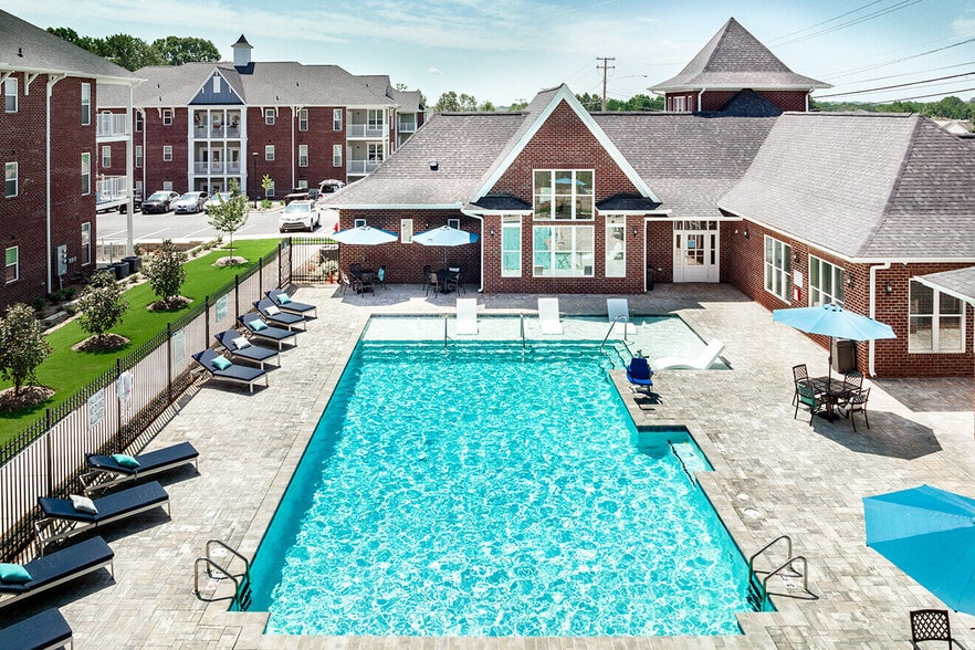 Building Photo - Seasons at Bennetts Creek