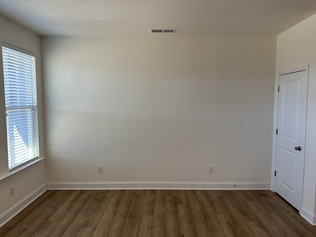 Building Photo - 1027 S Point Rd