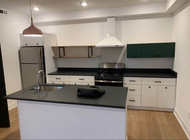 Building Photo - Modern Large 1 BED 1.5 BATH in Port Richmond!