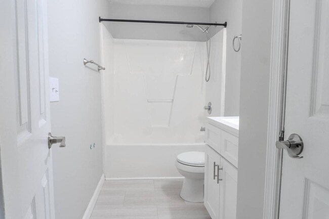 Building Photo - Charming Portsmouth Home with Spacious Backyard