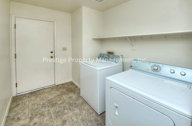 Building Photo - 3/2 Beautiful Rita Ranch Home With Open Design!!!