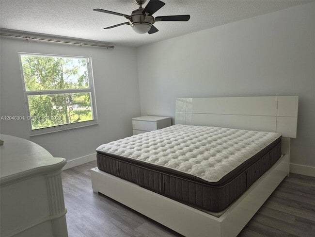Building Photo - 5820 SW 58th Ct