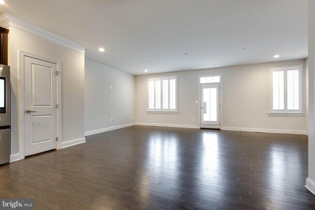 Building Photo - 8526 Pine Springs Dr