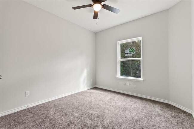 Building Photo - 15898 Chestnut Dr