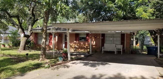 Building Photo - 712 Damon St