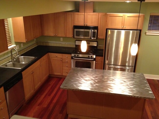 Building Photo - 3bd/2.25ba Seattle Home