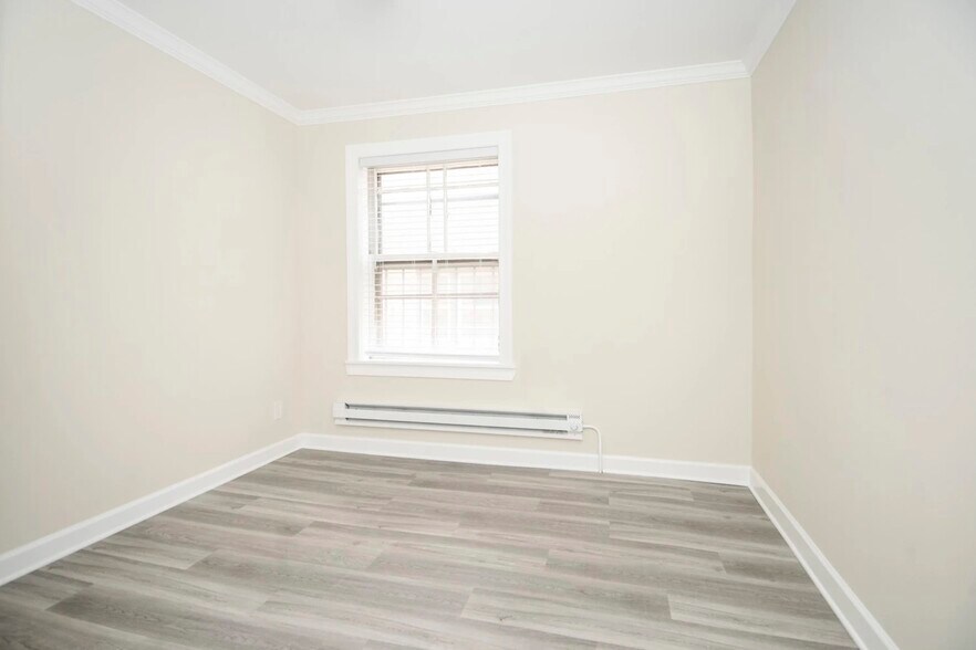 Building Photo - 838 W Cornelia Ave