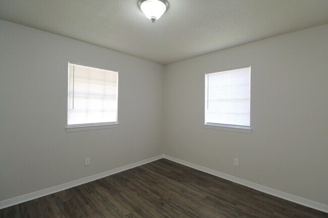 Building Photo - North Pensacola 2BR Duplex Near UWF & I-10 with All-Electric Living, Eat-In Kitchen & Washer/Drye...
