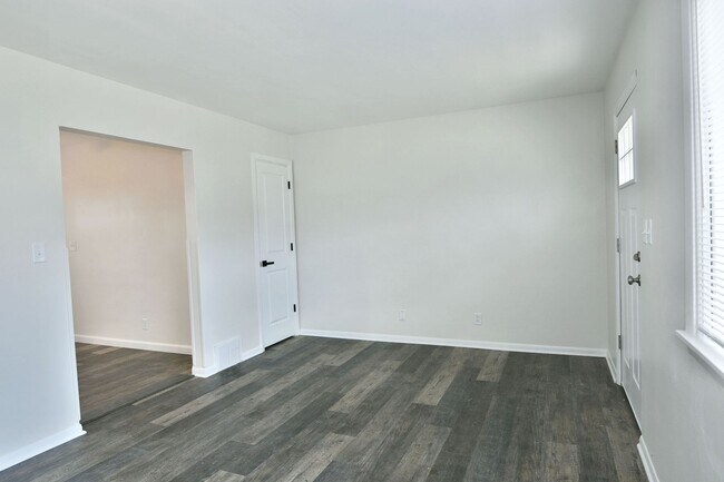 Building Photo - House for RENT in Girard!