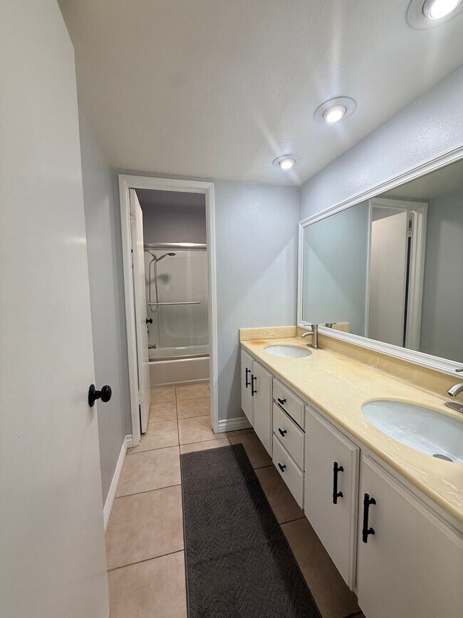 Building Photo - Anaheim home-Great Curb Appeal