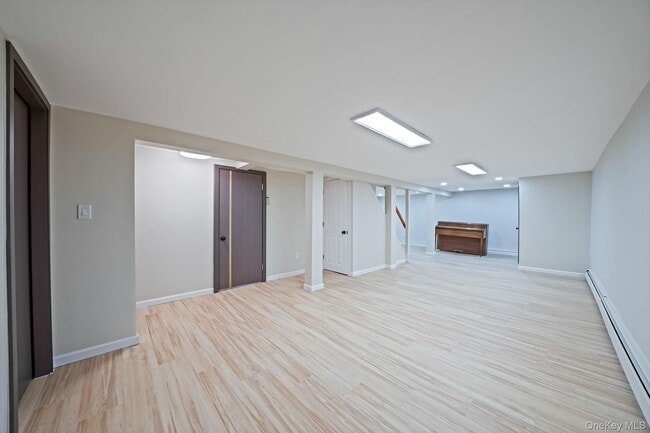 Building Photo - 45 Roslyn Rd