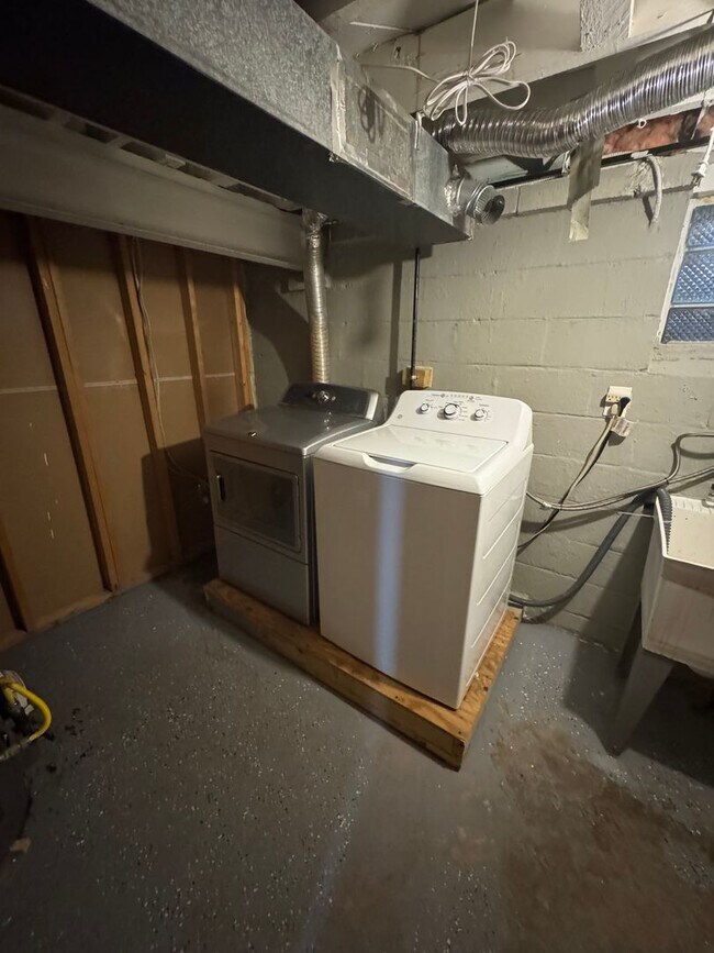 Building Photo - Coraopolis - 3 Bedroom, 1 Bath - Charming ...