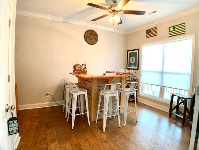 Building Photo - 585 Dexter Dr