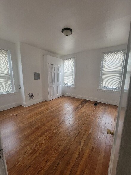 Building Photo - 1649 Dyre St