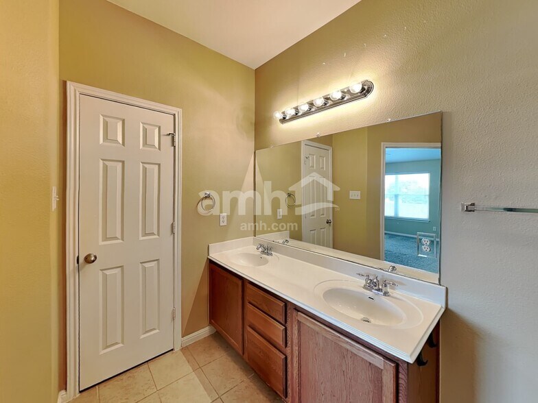 Building Photo - 18505 Sandy Bottom Dr
