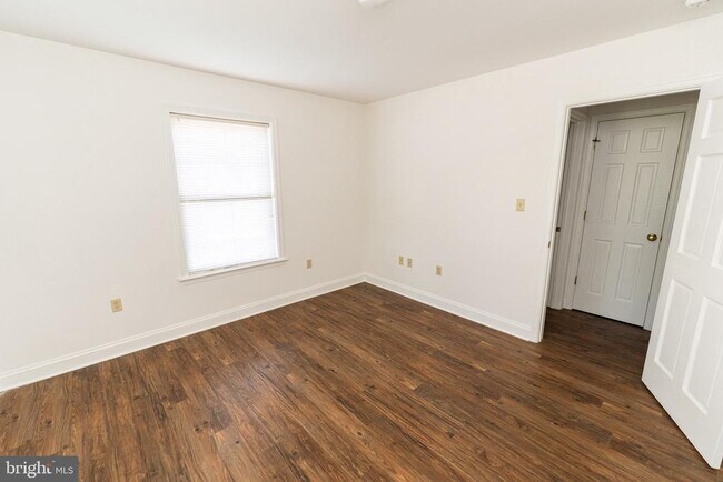 Building Photo - 804 Travers St
