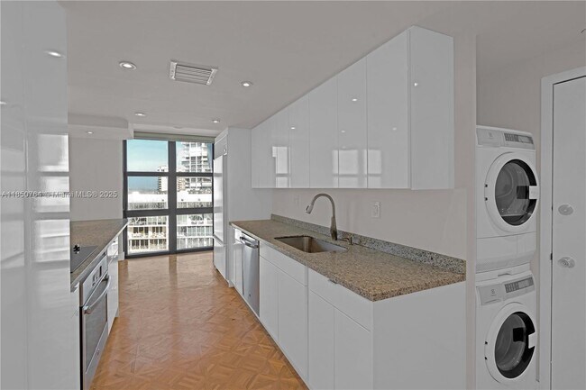 Building Photo - 1111 Crandon Blvd
