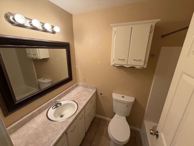 Building Photo - 732 Foster Ln