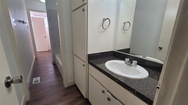 Building Photo - 1002 Banks St