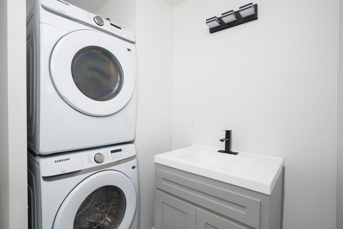 Building Photo - 1107 Shasta Ave W