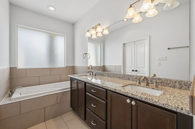 Building Photo - 617 W 24th St