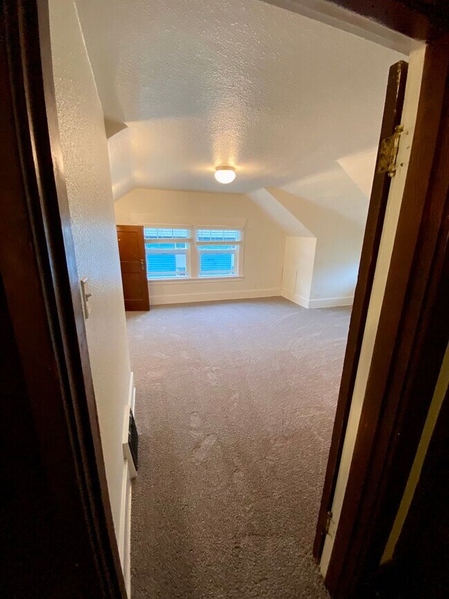 Building Photo - 15721 Main St E