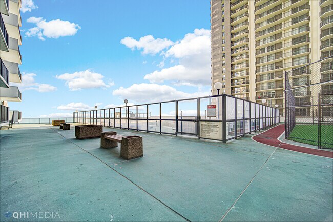 Building Photo - 6033 N Sheridan Rd