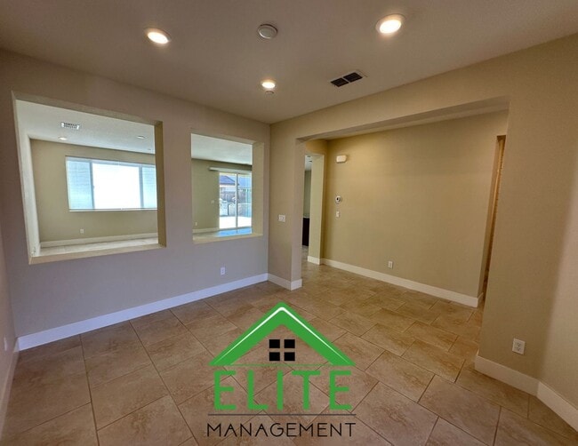 Building Photo - Charming and Spacious Home in Desirable El...