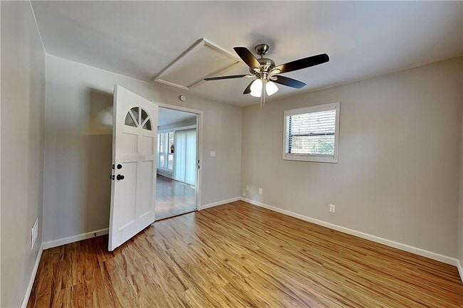 Building Photo - 1318 Shiloh Trail E Northwest