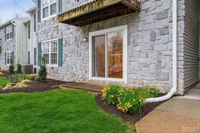 Building Photo - 101 Quince Ct