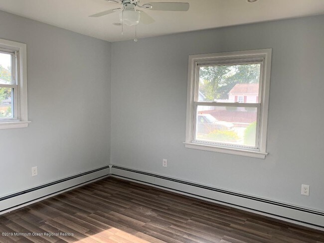 Building Photo - 5 Oneida Ave