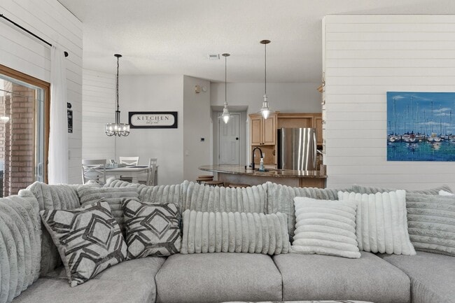 Building Photo - 329 Sailfish Cir