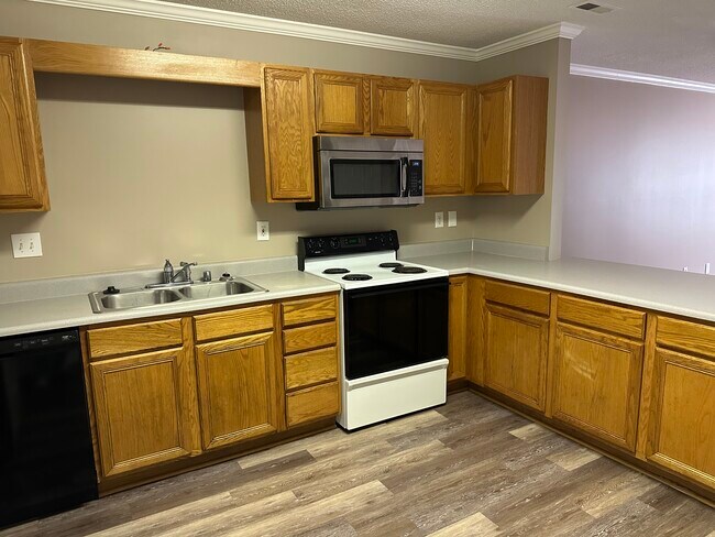 Building Photo - 1216 Goldridge Dr SW