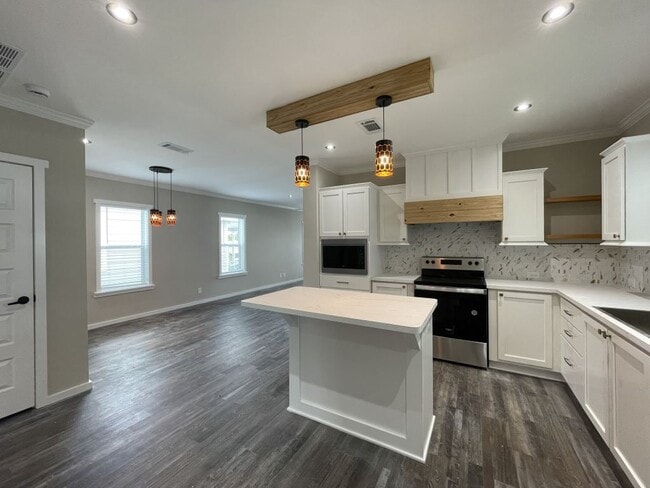 Building Photo - 437 Andros