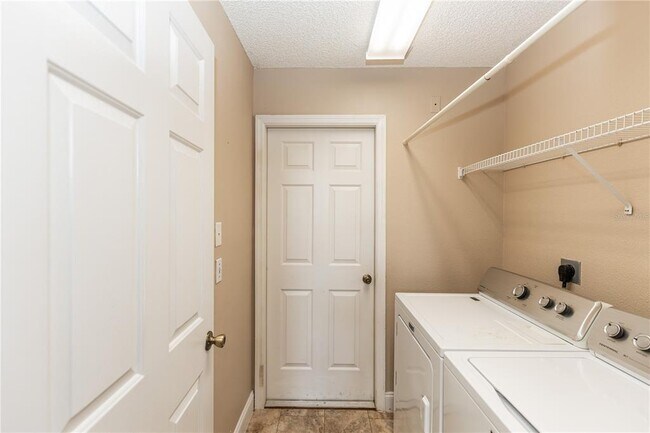 Building Photo - 128 Brushcreek Dr