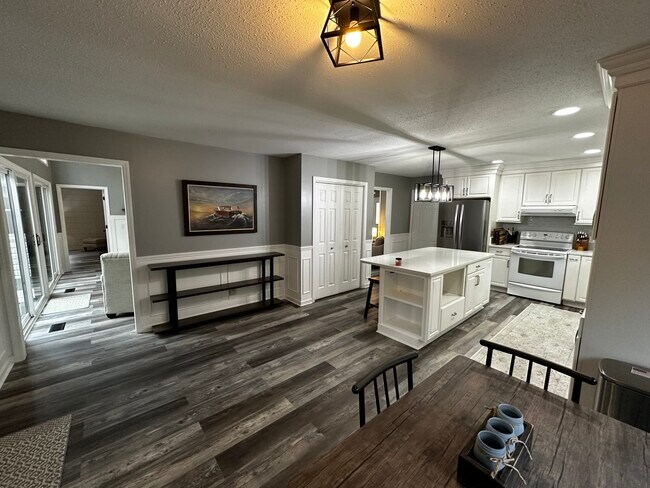 Building Photo - 440 Lobelia Dr