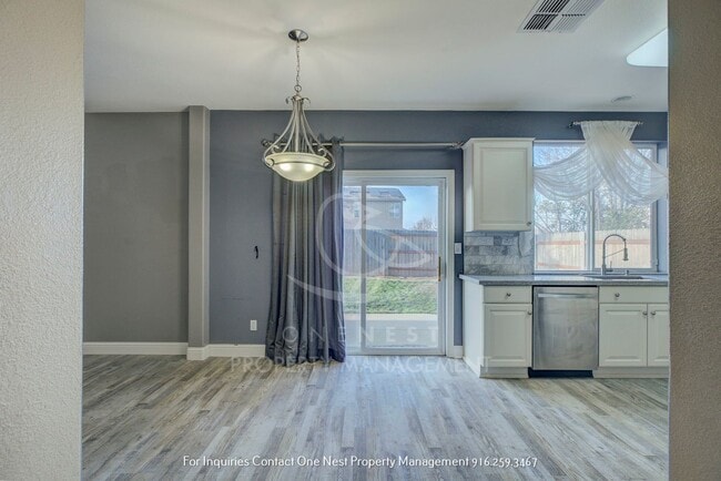 Building Photo - 4 Bedroom, 2 bathroom, 2 car garage