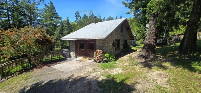 Building Photo - Charming 1-bedroom cottage nestled just 4 miles west of downtown Sebastopol in the heart of West ...