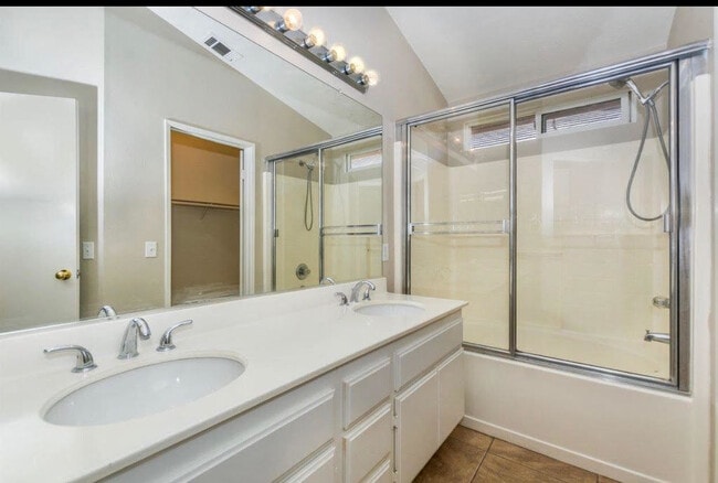 Building Photo - Lovely, Pristine Single-Story in South Tem...