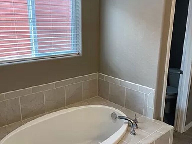 Building Photo - Gorgeous 4-Bed Home in Enclaves at Mountain Vista (D49)