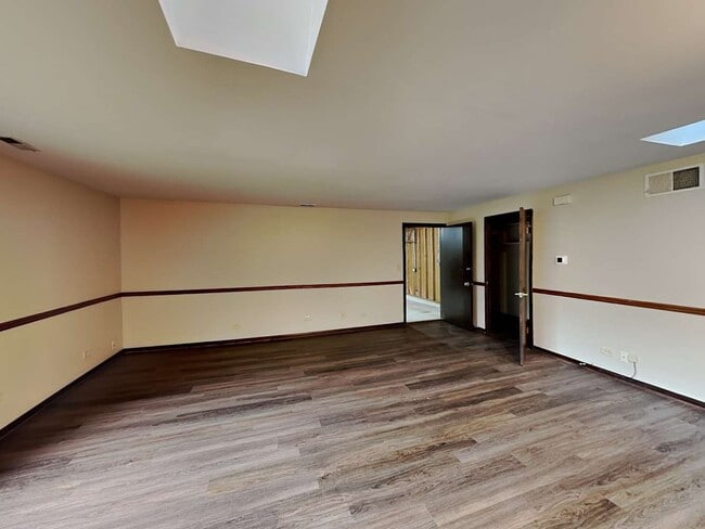 Building Photo - 16400 Sherwood Dr