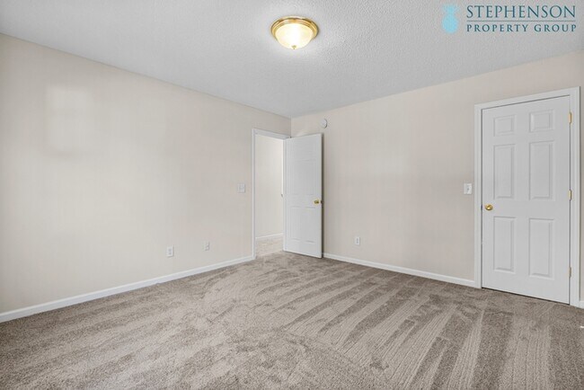 Building Photo - Fully Remodeled in Nov 2025!